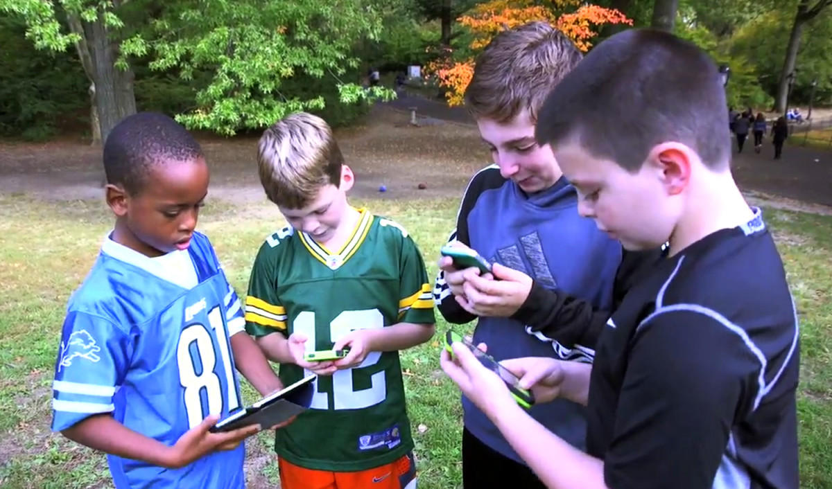 kids-checking-mobile-phones.jpg